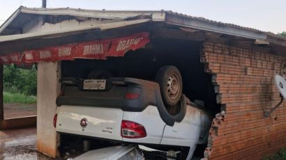 Homem é preso após furtar e capotar veículo em Ouro Verde