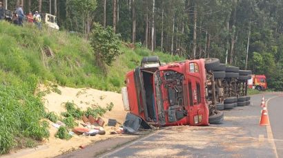 Tombamento de caminhão deixa duas pessoas feridas em Ouro Verde