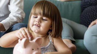Educação financeira infantil começa em casa, diz especialista