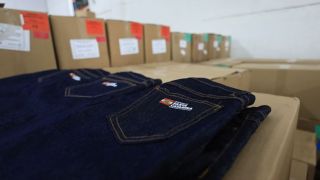 SC entrega 440 mil calças jeans para estudantes do ensino médio