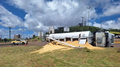 Tombamento de caminhão espalha carga de soja na SC-480 em Xanxerê