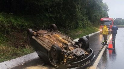 Veículo capota às margens da BR-282 em Ponte Serrada
