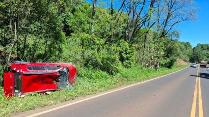 Condutora fica ferida após veículo capotar na SC-480 em Ipuaçu