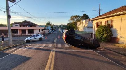 Colisão entre veículos é registrada no Centro de Ponte Serrada