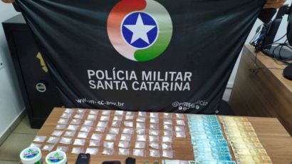 Mulher é presa por tráfico de drogas no Centro de Ponte Serrada