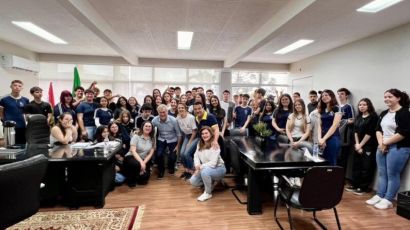 Estudantes da EEB Romildo Czepanhik visitam prefeito em ação da semana nacional do livro