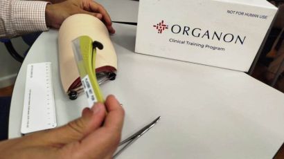Profissionais da saúde de Xanxerê participam de oficina sobre inserção de implante contraceptivo