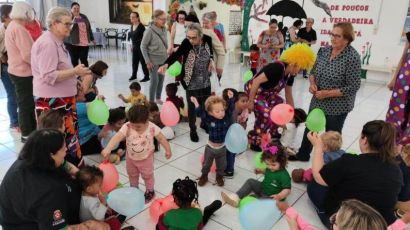 Alunos do CEMEI Sonho Encantado participam de atividade integrativa com idosos
