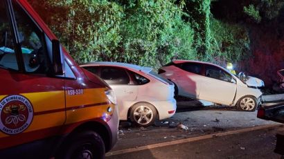 Carro colide contra guincho que removia veículo de acidente fatal em Xanxerê