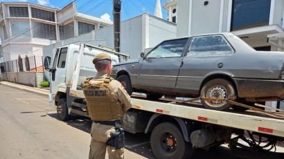 Veículo com débitos e irregularidades é removido em Xanxerê