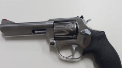 Homem é preso por posse irregular de armas de fogo