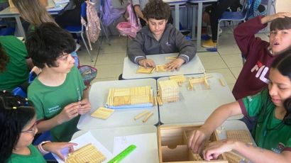 Alunos da EMEB Pequeno Príncipe participam de atividade prática durante aula de matemática