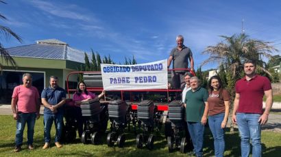 Secretaria de Agricultura de Bom Jesus recebe nova plantadeira