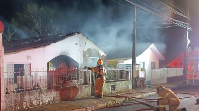 Incêndio destrói residência e deixa homem gravemente ferido em Xanxerê