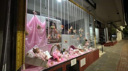 Biblioteca Municipal recebe exposição de bonecas reborn produzidas por artista local