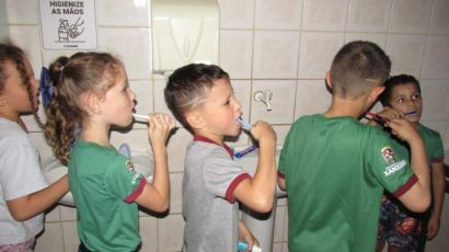 Alunos da EMEB Pequeno Trabalhador recebem orientações sobre higiene bucal