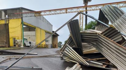Rajadas de vento causam destelhamento em empresa de Ipuaçu