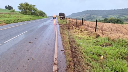 Condutor sai da pista ao se distrair com garrafa de água na SC-480 em Bom Jesus