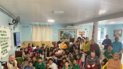 Alunos da EMEB Pequeno Príncipe visitam o lar do idoso