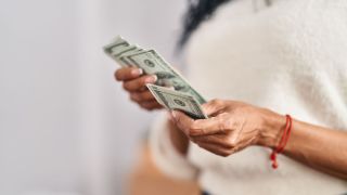 Bolsa sobe 34% em 2025 e dólar recua mais de 11% no ano