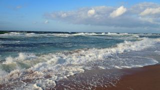 Frente fria muda o tempo e agita o mar em SC