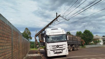 Caminhão colide com poste de energia em Abelardo Luz e motorista sai ileso