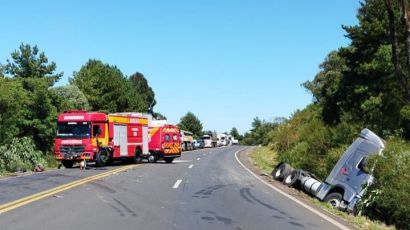 Colisão entre caminhões deixa um ferido na BR-282 em Ponte Serrada