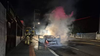 Carro é destruído por incêndio durante a madrugada em Xanxerê