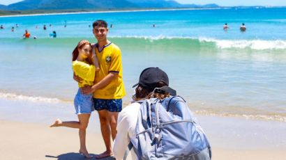 Fotógrafa de Xanxerê cria projeto com polaroids no litoral catarinense