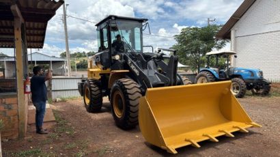 Secretaria de Infraestrutura e Serviços de Xanxerê recebe nova pá carregadeira