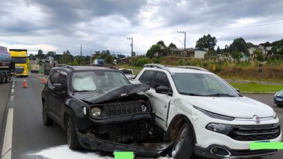 Colisão entre dois veículos é registrada no trevo de acesso a Ponte Serrada