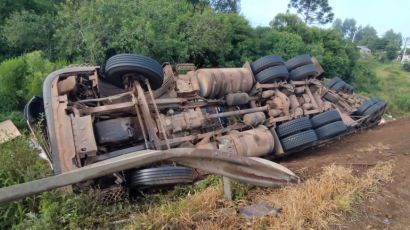 Tombamento de carreta deixa condutor ferido em Ponte Serrada