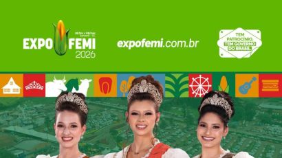 Soberanas participam de desfile em carros antigos no centro de Xanxerê neste sábado