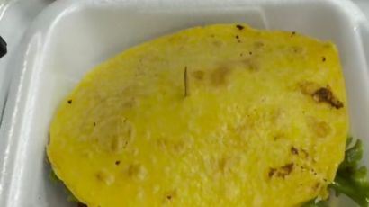 César Menotti prova X-Polenta e elogia comida típica da ExpoFemi 2026