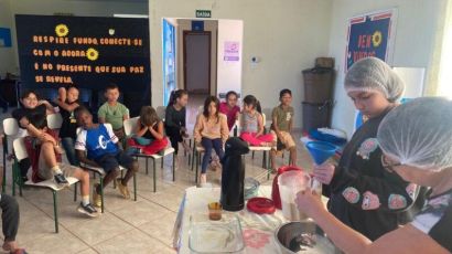 SCFV Crescendo e Aprendendo e Jovem Cidadão produzem geladinho de milho