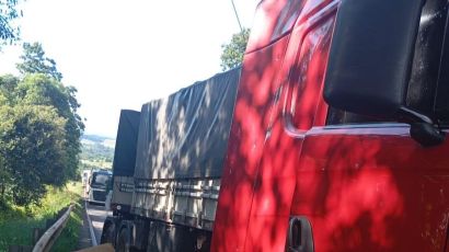 Caminhoneiro fica gravemente ferido após colisão entre dois caminhões em Ipuaçu