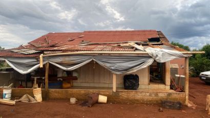 Vento forte causa destelhamentos e deixa famílias desalojadas em São Domingos