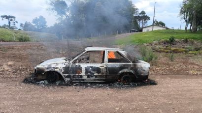 Veículo é destruído por incêndio no interior de Ponte Serrada