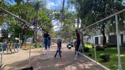 Praça Tiradentes começa a receber decoração especial de Páscoa