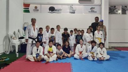 Crianças canadenses participam de aula da escolinha municipal de karatê