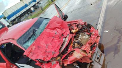 Colisão entre carro e caminhões deixa duas pessoas feridas em Abelardo Luz