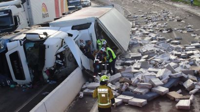 Carreta tomba na BR-282 em Xanxerê e deixa motorista ferida