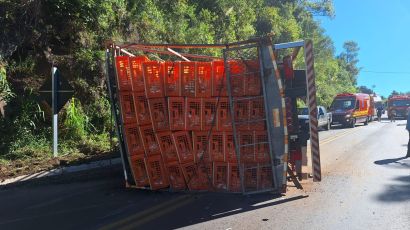 Caminhão com carga de aves tomba na SC-155 e deixa dois feridos em Xanxerê