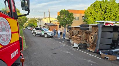 Colisão entre carro e van escolar deixa seis pessoas feridas em Xaxim