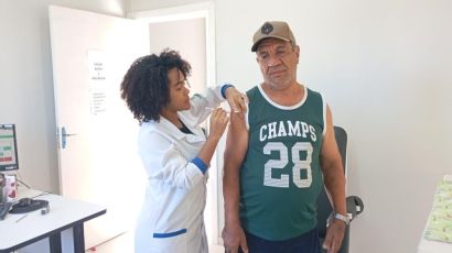 Mais de 800 pessoas receberam o imunizante contra gripe no primeiro dia da campanha