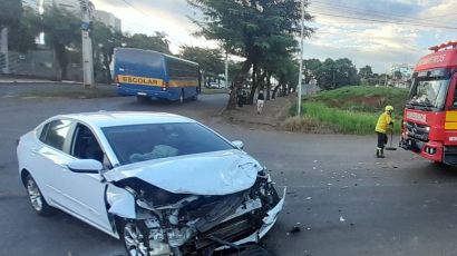 Colisão entre carro e van deixa três feridos em Xaxim