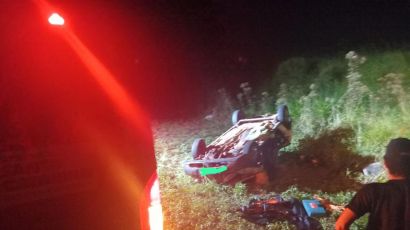 Veículo capota e condutor fica ferido na SC-480 em Ipuaçu