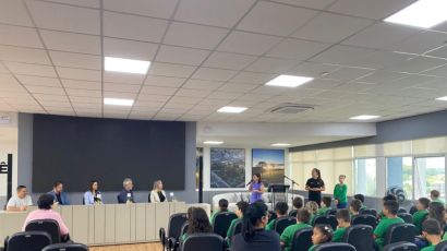 Alunos da Emeb Monteiro Lobato participam de encontro com os três poderes do município