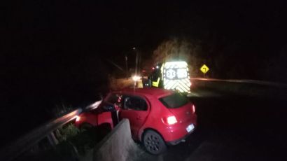 Motorista fica ferido após sair da pista e colidir contra ponte em São Domingos