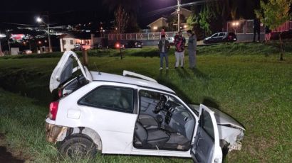 Motorista é ejetado de veículo após capotamento na BR-282 em Ponte Serrada